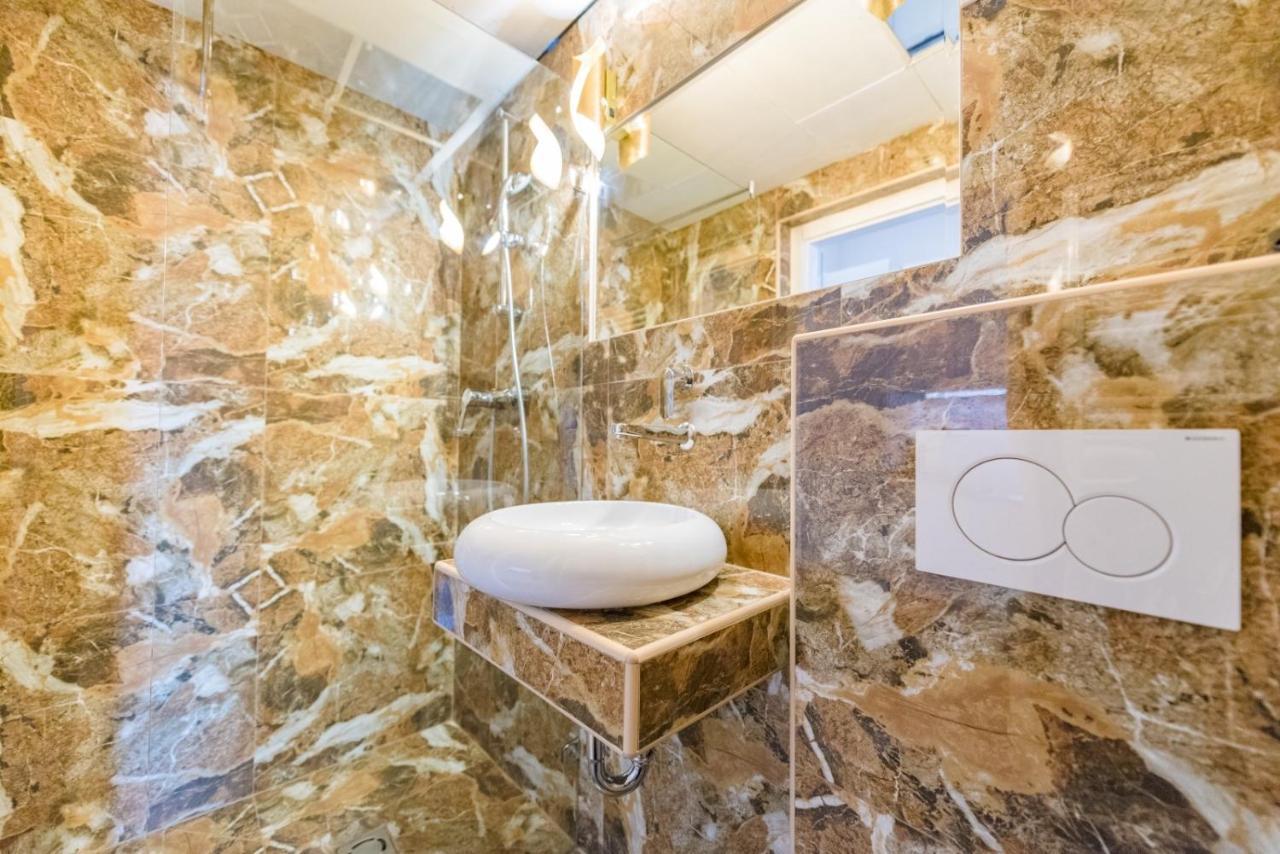 شقة Enzo Capo Jacuzzi Andrassy بودابست المظهر الخارجي الصورة