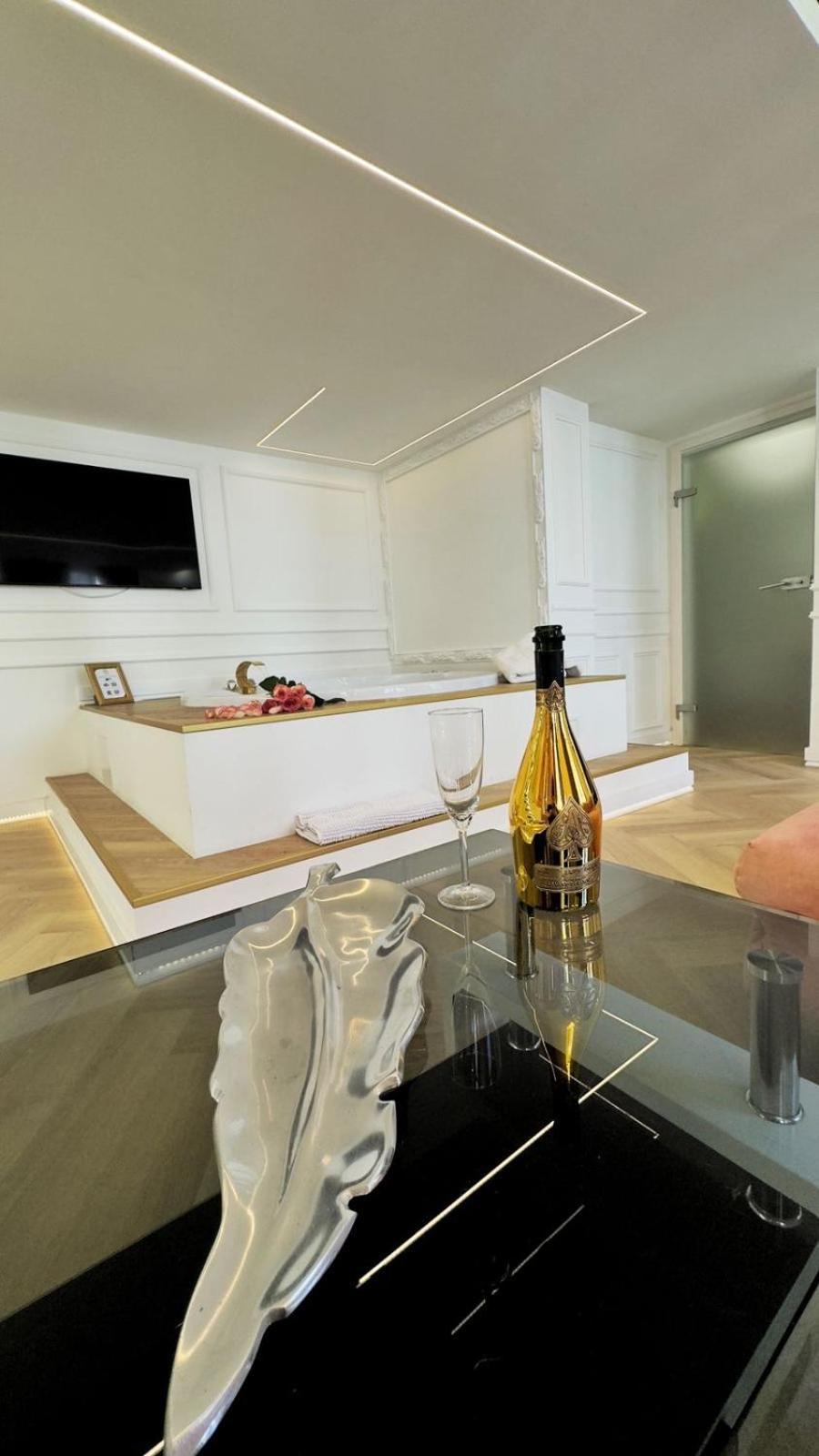 شقة Enzo Capo Jacuzzi Andrassy بودابست المظهر الخارجي الصورة