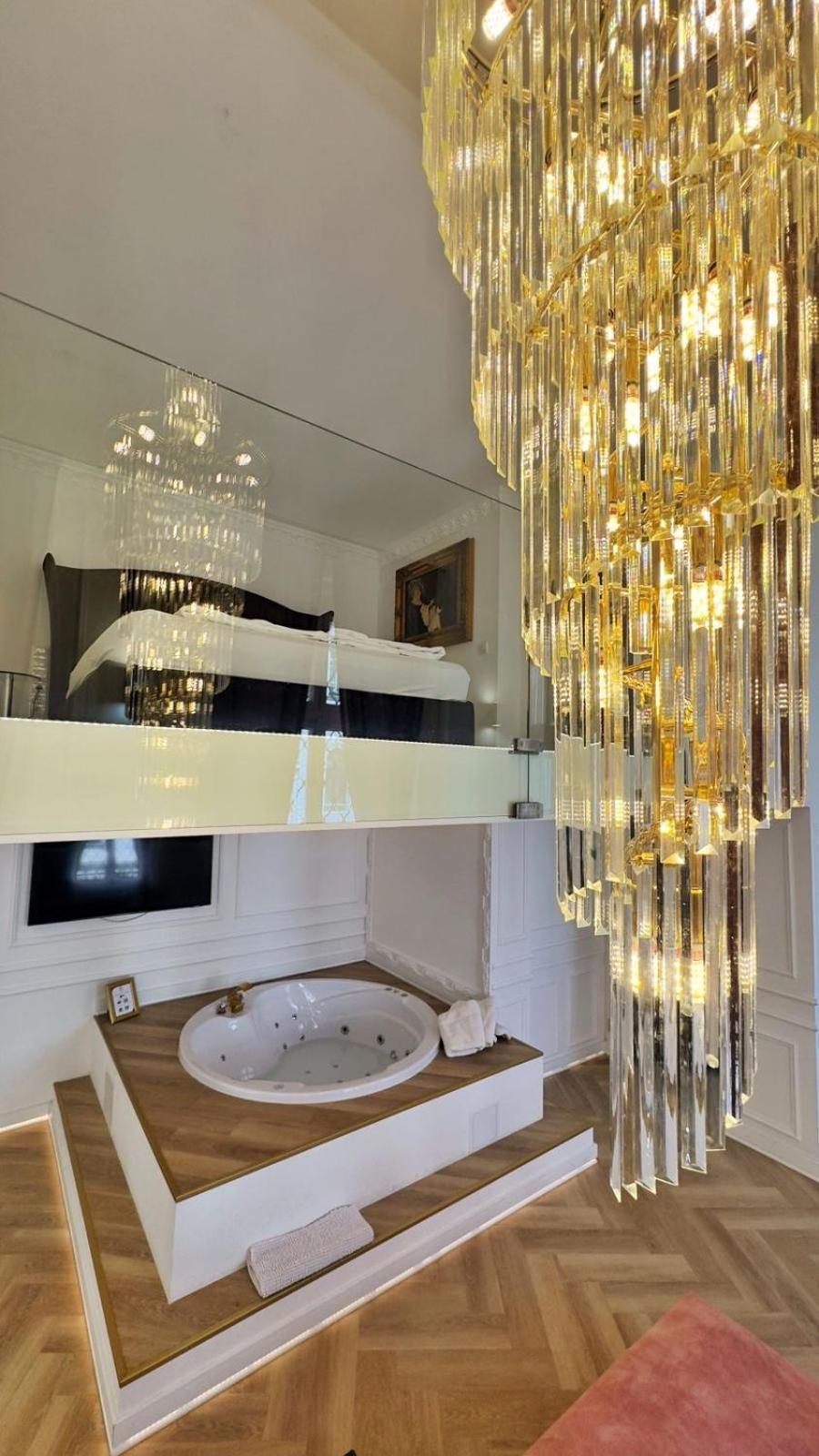 شقة Enzo Capo Jacuzzi Andrassy بودابست المظهر الخارجي الصورة